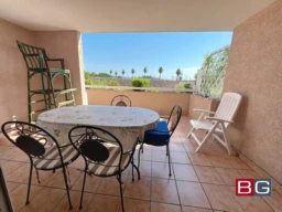 Grande terrasse ensoleillée sans vis à vis.