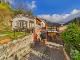 Propriété avec maison, gîte indépendant et studio – 7 500 m² de terrain - PEILLE