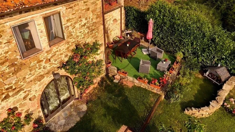 Charmant jardin privé avec espace extérieur aménagé et terrasse cosy.