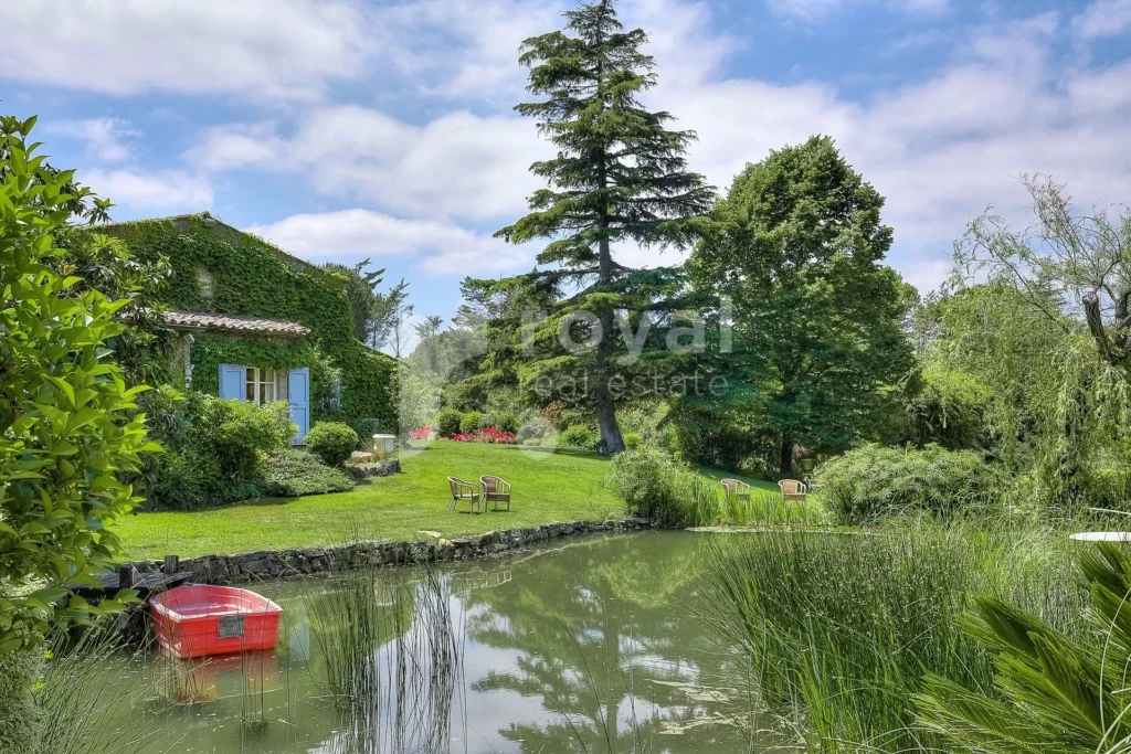 Élégant étang décoratif entouré de verdure dans un parc paysager d'une propriété de prestige sur la Côte d’Azur