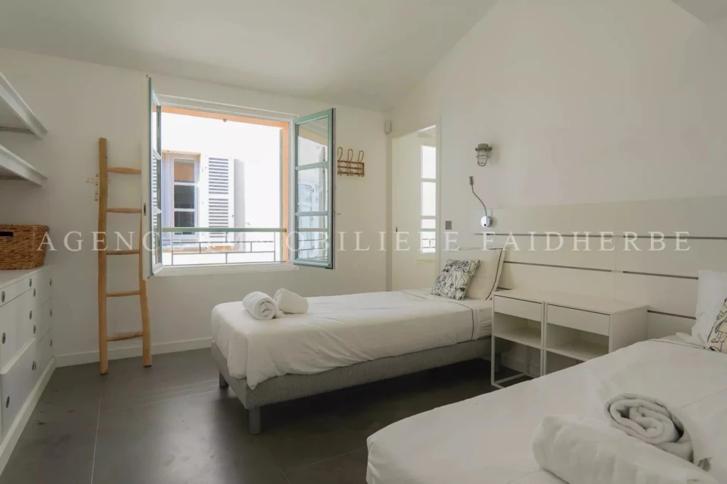 Chambre lumineuse avec deux lits, idéale pour la tranquillité et la détente.