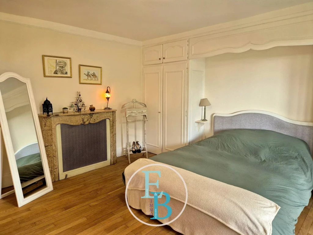 Chambre 1 avec balcon et salle de bain privée