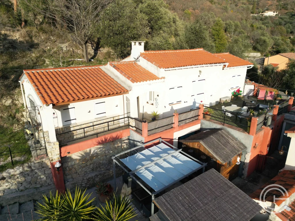 Propriété avec maison, gîte indépendant et studio – 7 500 m² de terrain - PEILLE