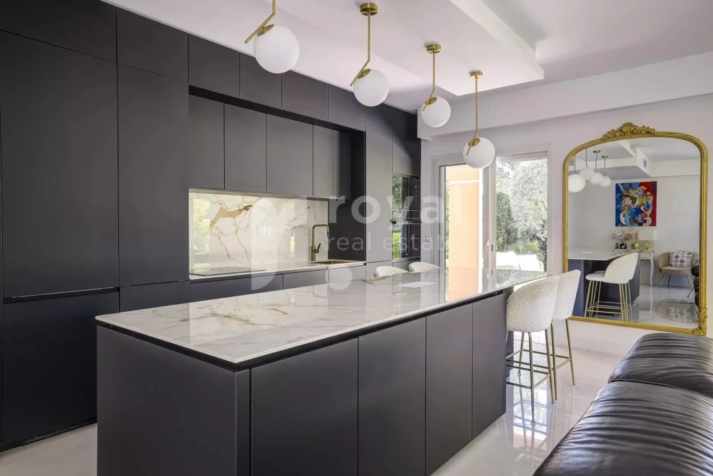 Cuisine moderne design dans une grande villa contemporaine de prestige