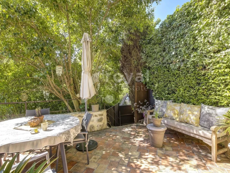 Terrasse de la maison de charme au centre de Mougins