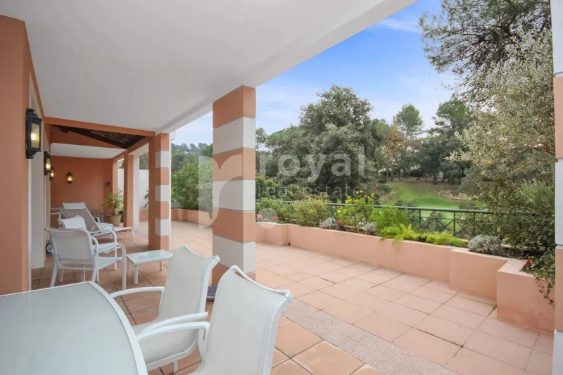 Extérieur verdoyant villa familiale avec vue – Royal Mougins Golf