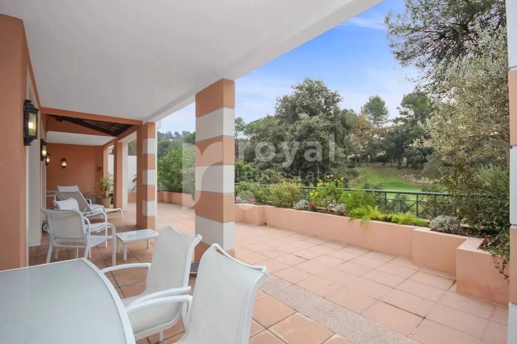 Extérieur verdoyant villa familiale avec vue – Royal Mougins Golf