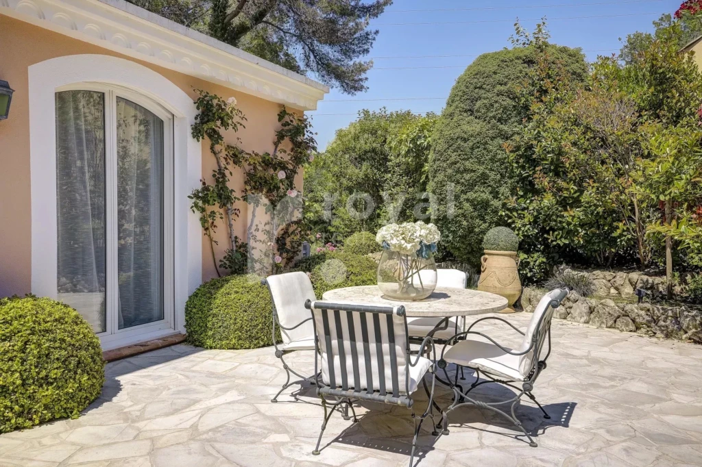 Grande villa contemporaine – terrasse avec espace repas élégant