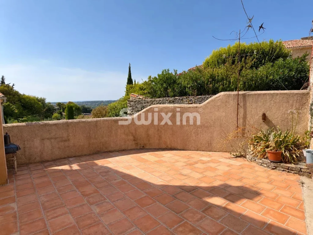 Joli terrace ensoleillée avec vue panoramique, idéal pour se détendre ou recevoir des amis.