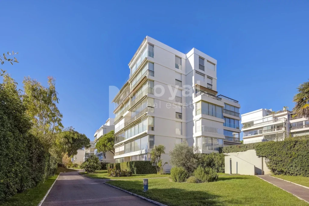 Résidence sécurisée avec piscine et vue mer spectaculaire