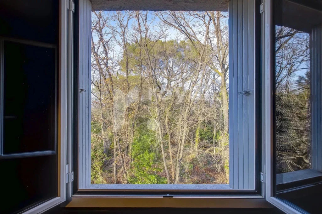 Vue verdoyante et dégagée d’un appartement rénové proche centre Valbonne