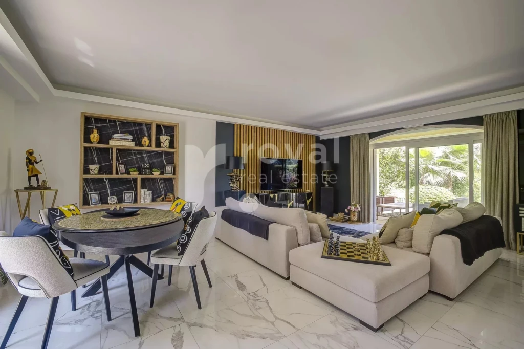 Intérieur raffiné d’une villa rénovée contemporaine