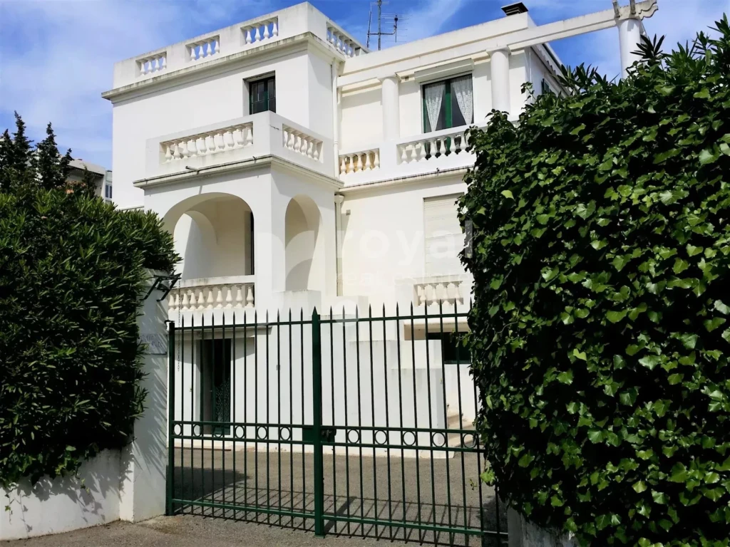 Façade élégante de la résidence du studio rénové bord de mer