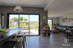 Un salon lumineux avec vue sur le jardin et la piscine