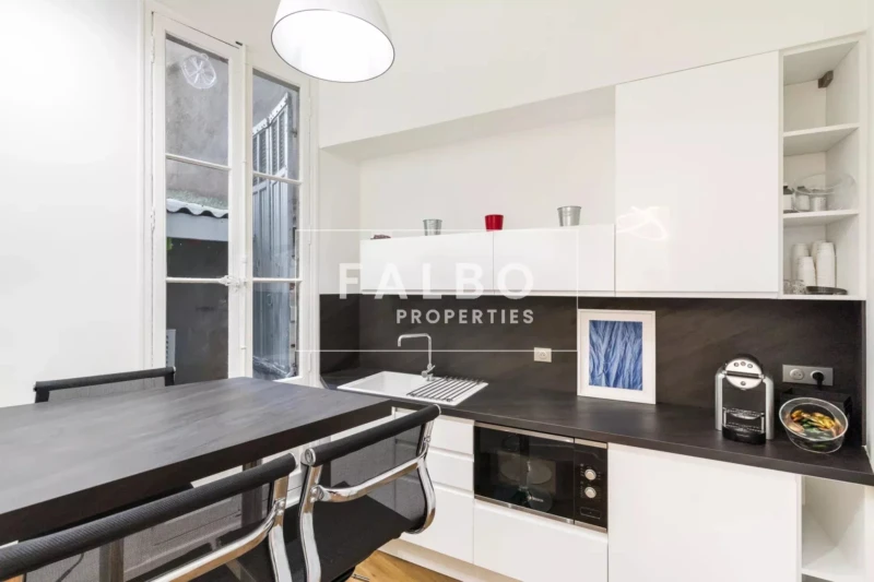 Cuisine aménagée avec table repas