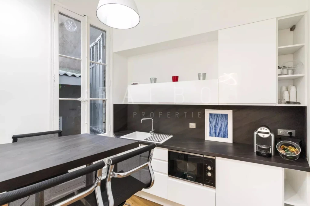 Cuisine aménagée avec table repas