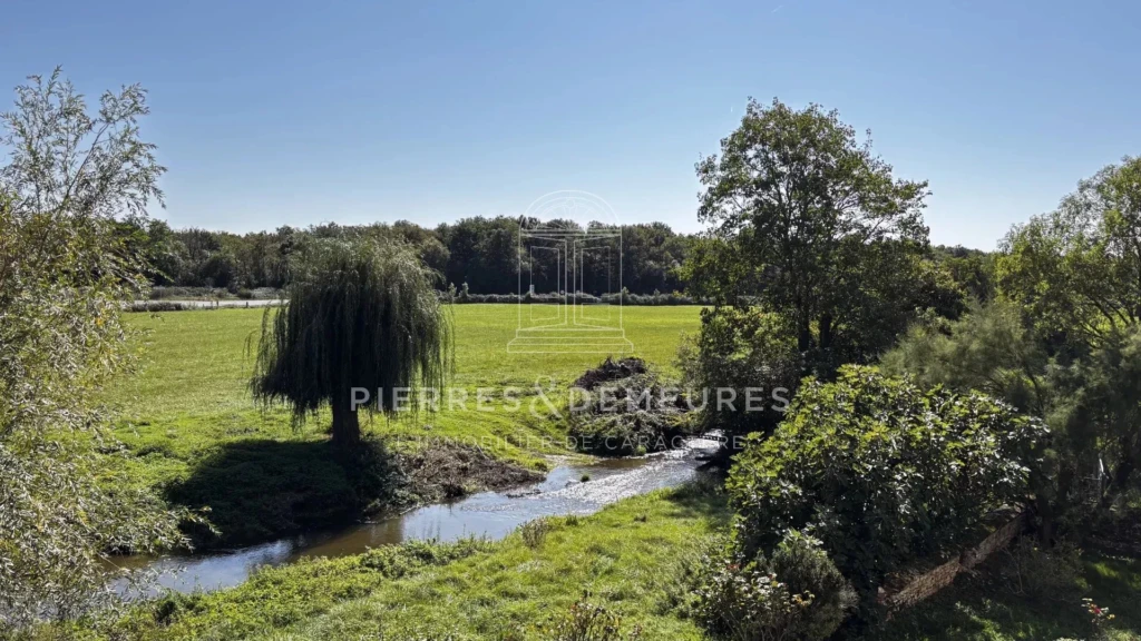MANOIR - DEPENDANCES EN PIERRE - PROPRIETE AGRICOLE - BIEN DE CHARME - BIEN DE CARACTERE - FERME AVEC PRAIRIE ET BOIS - PROPRIETE A VENDRE A CHATEAUROUX - DOMAINE AGRICOLE A VENDRE DANS l'INDRE  