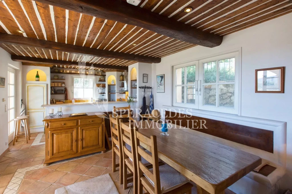 Cuisine, lumière naturelle, carrelage
