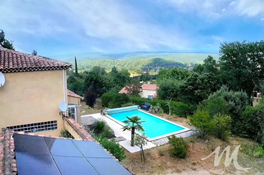 Terrasse couverte avec vue sur piscine, villa Montmeyan