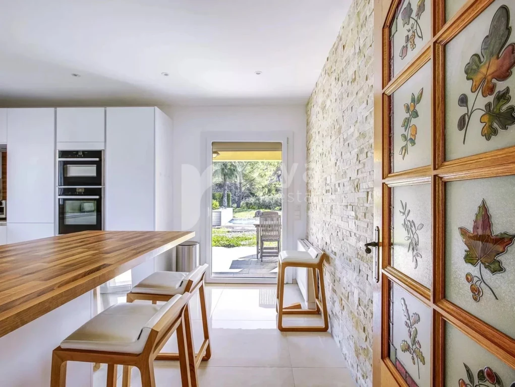 Cuisine équipée haut de gamme dans villa avec piscine