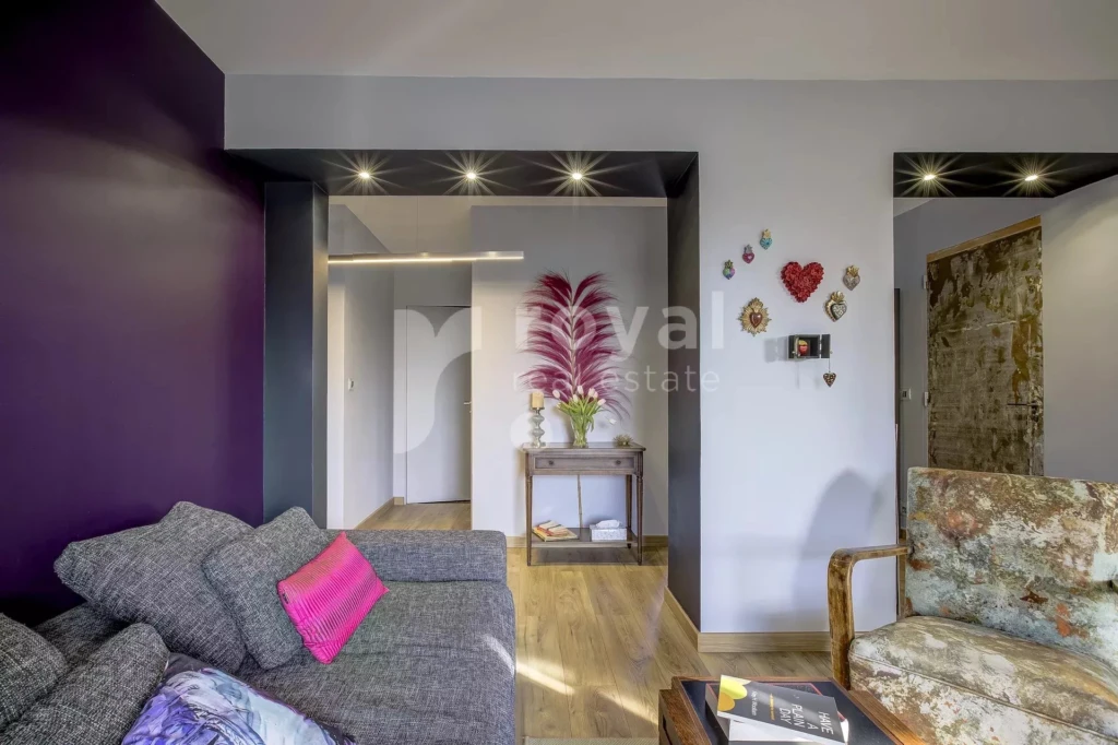 Salon raffiné d’un appartement rénové à pied du centre historique