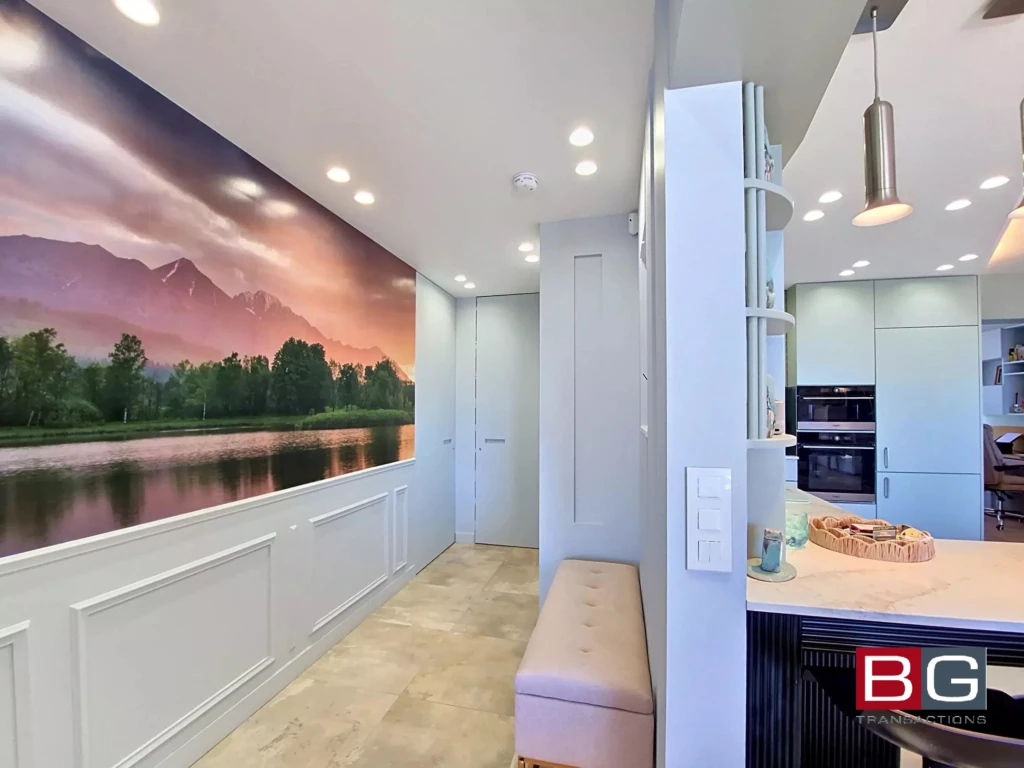 Cuisine moderne et lumineuse avec vue panoramique sur la nature.