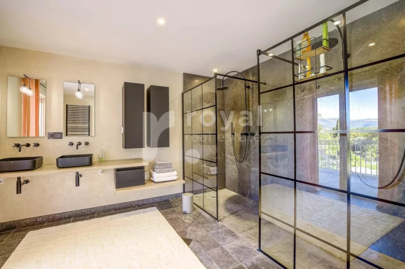 Salle d’eau moderne avec matériaux haut de gamme