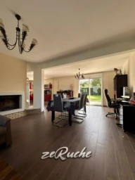 Salon spacieux et lumineux avec une salle à manger et un bureau, parfait pour la vie quotidienne.