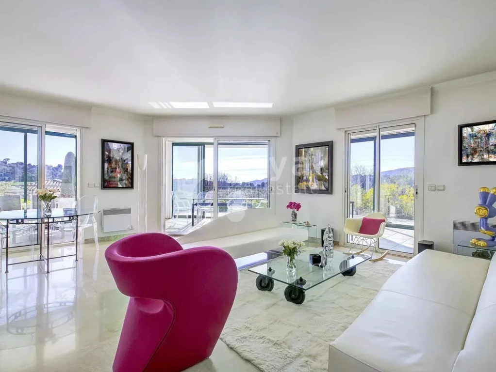 Séjour lumineux avec grandes baies – Appartement dans un domaine sécurisé - Royal Mougins Golf