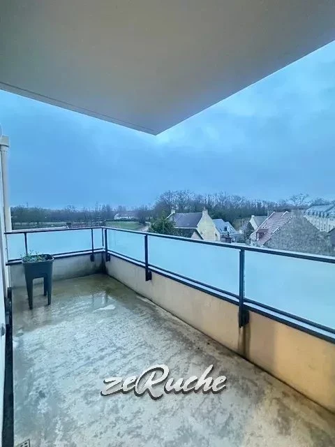 Balcon avec vue dégagée sur le paysage environnant.