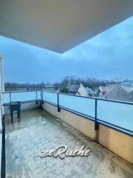 Balcon avec vue dégagée sur le paysage environnant.