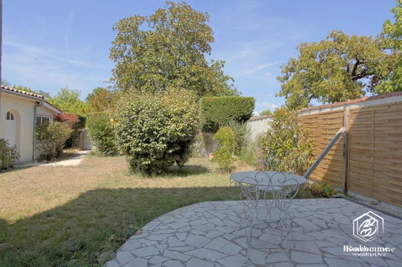 Joli jardin intimiste avec terrasse 