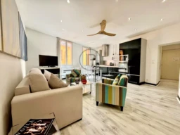 Salon spacieux et lumineux avec un mobilier moderne et une décoration élégante.
