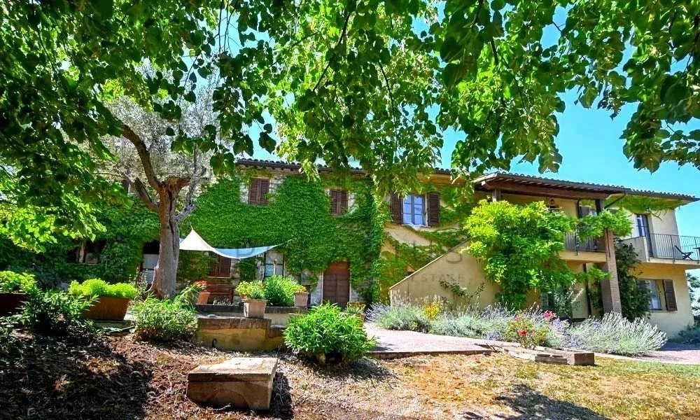 Charmante maison entourée de verdure et d'un jardin luxuriant.