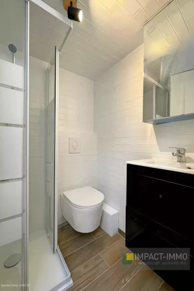 Salle de bains moderne avec douche, toilette et meuble lavabo élégant.