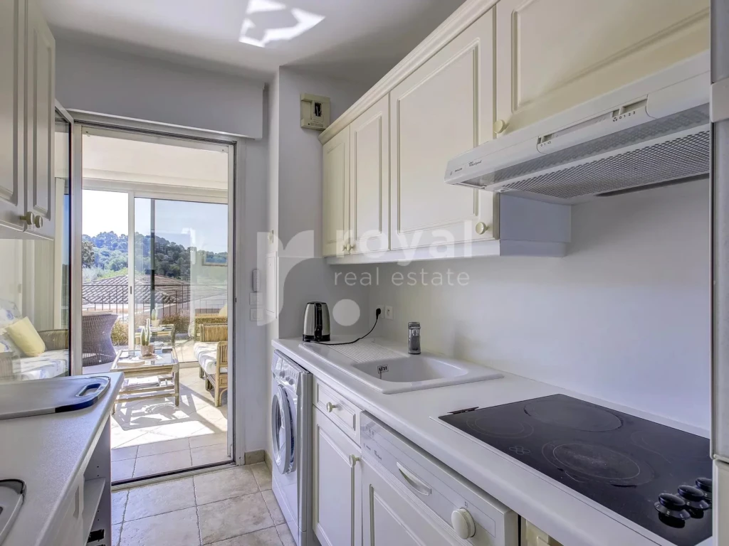 Cuisine raffinée d’un appartement avec vue golf à Mougins