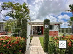 Charmante maison avec jardin tropical et accès sécurisé, idéalement située.