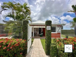 Charmante maison avec jardin tropical et accès sécurisé, idéalement située.