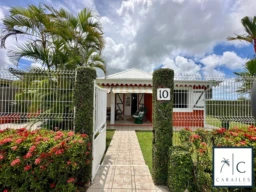 Charmante maison avec jardin tropical et accès sécurisé, idéalement située.