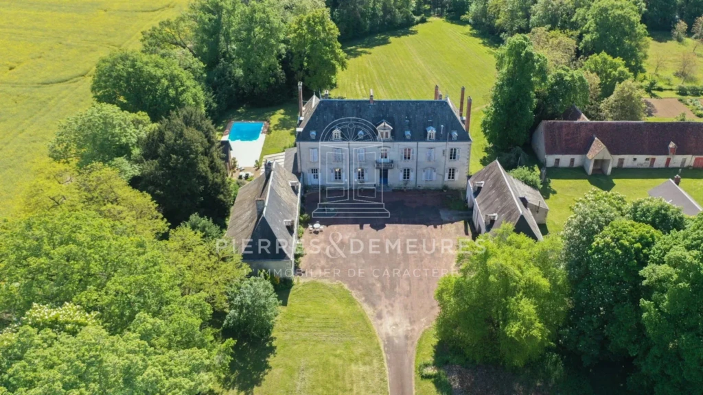 CHATEAU A RENOVER - CHATEAU A VENDRE DANS L'INDRE - CHATEAU AVEC PARC BOISE - CHATEAU AVEC PISCINE - CHATEAU AVEC DEPENDANCES - CREATION GITE CHAMBRES D'HOTES ET SALLES DE SEMINAIRES -