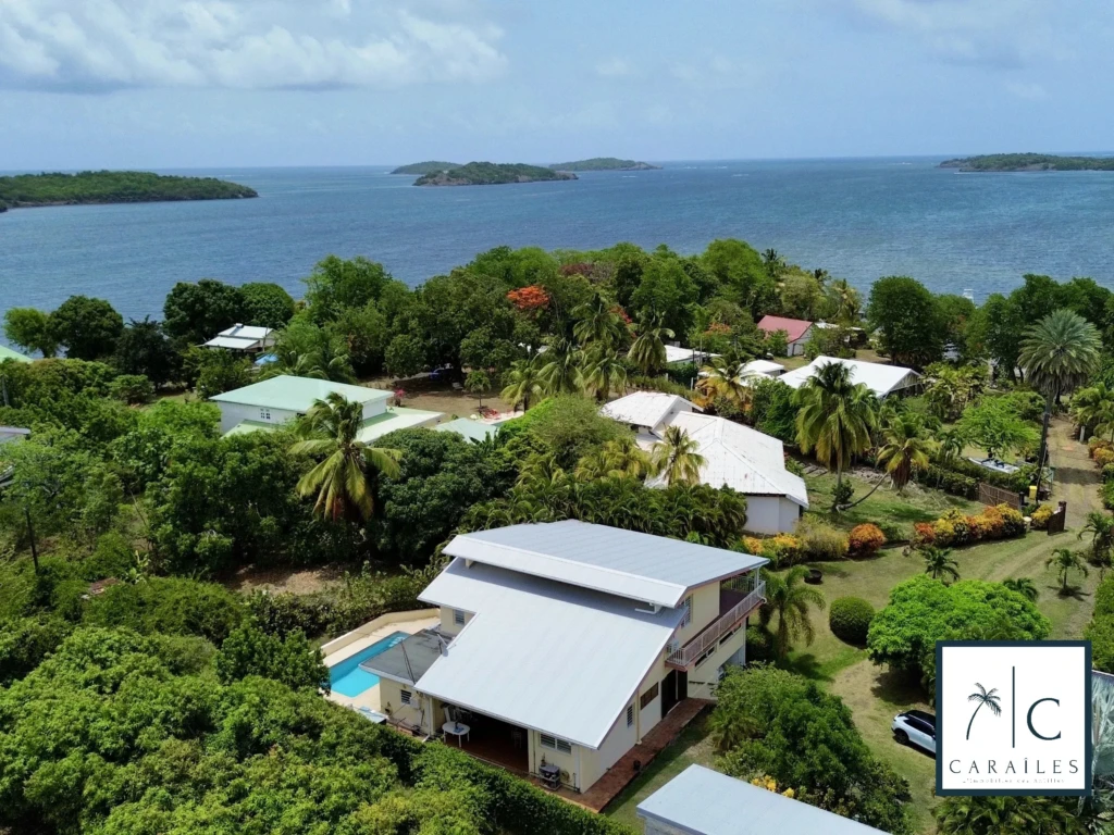 Une maison spacieuse entourée de verdure avec une vue imprenable sur la mer.
