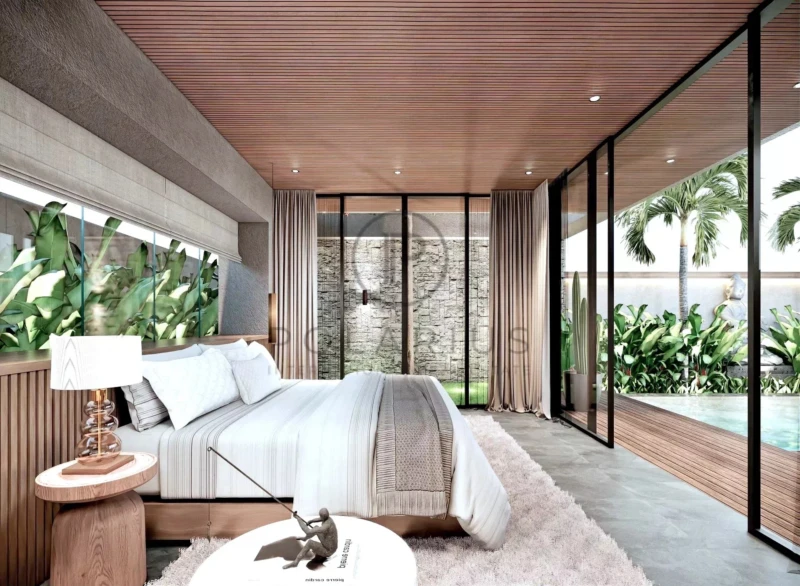 Chambre élégante avec un lit double, baies vitrées donnant sur un jardin tropical, décor en bois et piscine visible à l'extérieur.