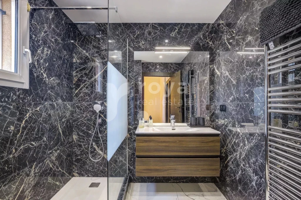 Douche élégante d’une villa rénovée de prestige avec finitions raffinées