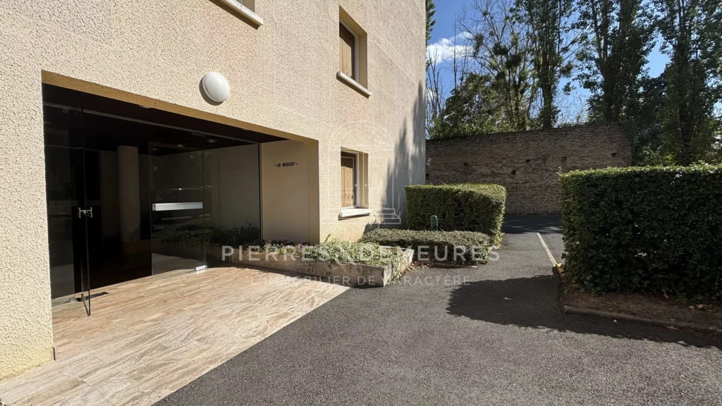 APPARTEMENT A VENDRE A LA CHATRE - APPARTEMENT TYPE 2 CLIMATISE AVEC CAVE ET PARKING -- APPARTEMENT SANS TRAVAUX - APPARTEMENT ACCESSIBLE PERSONNE A MOBILITE REDUITE -