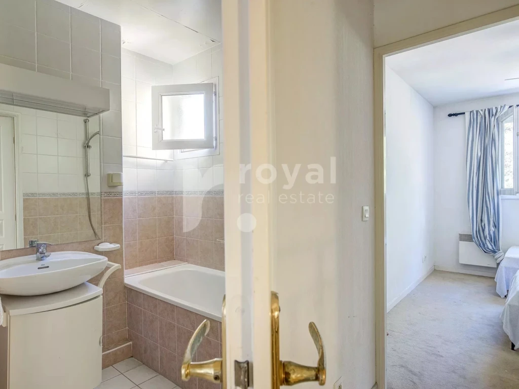 Espace bain confortable au cœur du Royal Mougins Golf