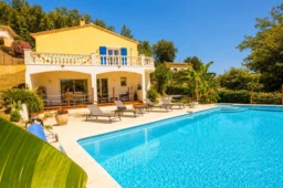 Belle maison avec piscine offrant une vue imprenable et un cadre paisible.