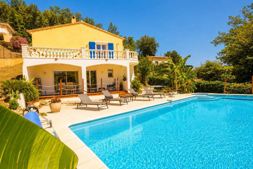 Belle maison avec piscine offrant une vue imprenable et un cadre paisible.