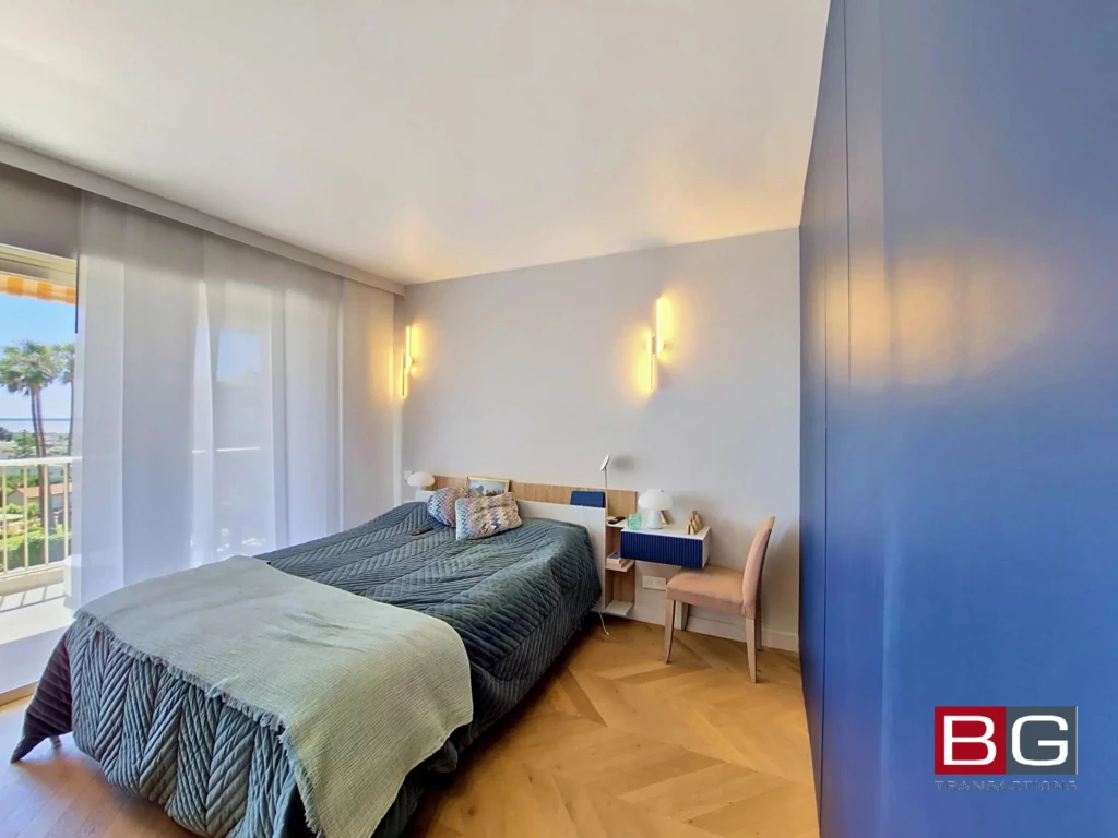 Chambre lumineuse avec vue agréable et meubles modernes.