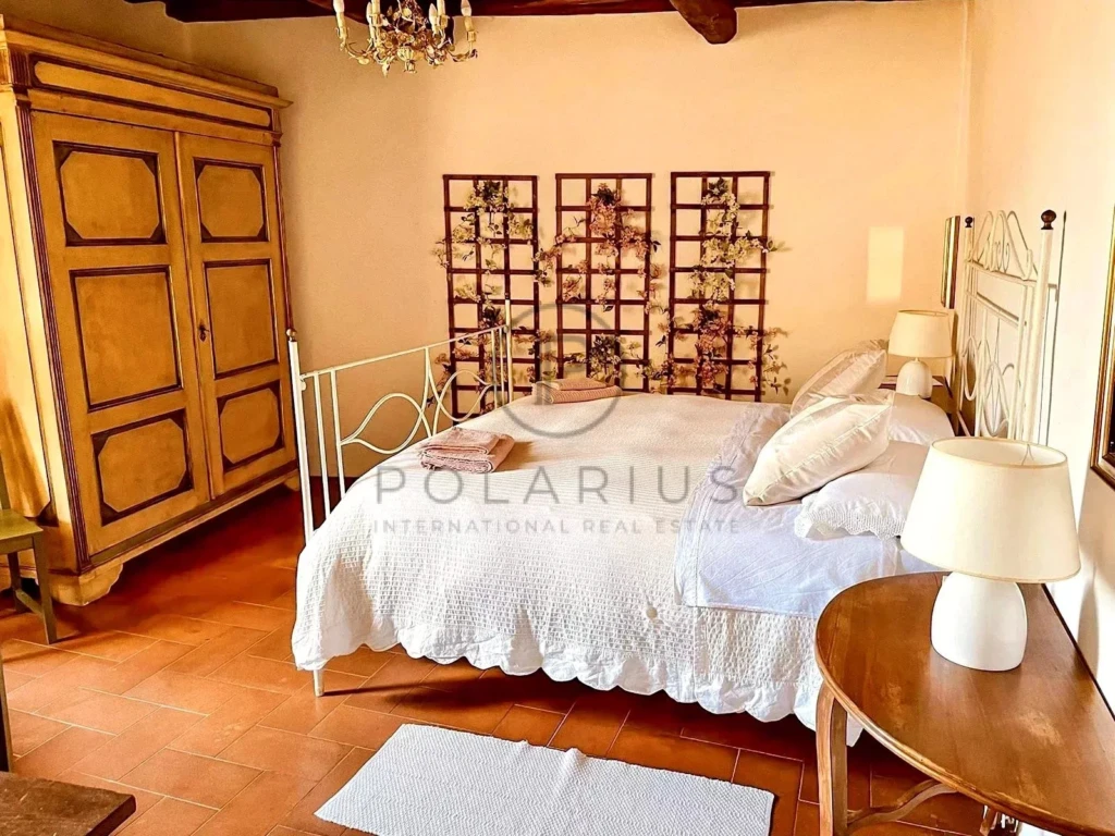 Charmant chambre lumineuse avec mobilier en bois ancien.