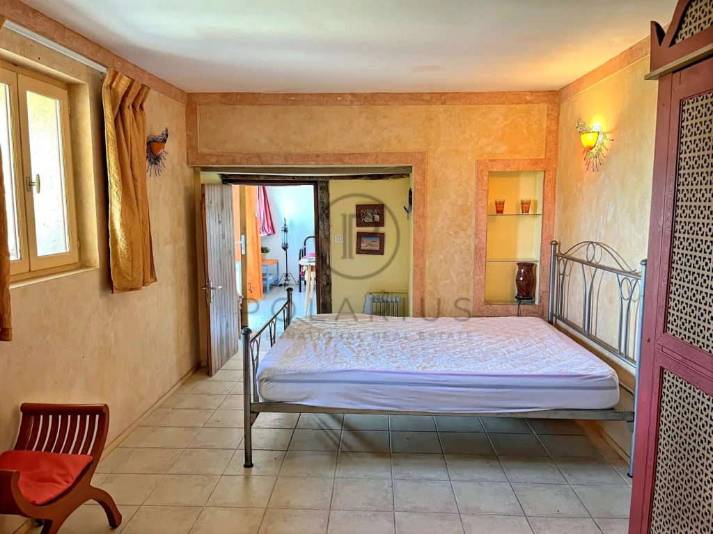 Chambre lumineuse avec vue sur la balcon, idéale pour un appartement confortable.